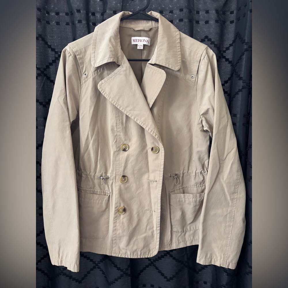 Women’s Lightweight Rain Jacket